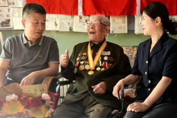 纪念抗战胜利80周年 百家乐平台推荐
走访慰问抗日战争时期参加革命工作的离休干部